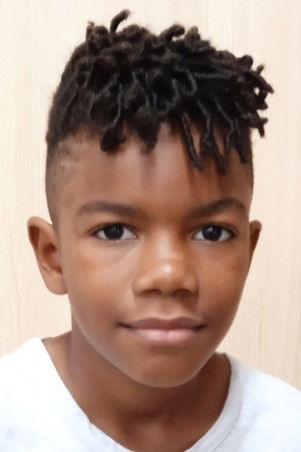 Raphael Raposo as Alec (Young)