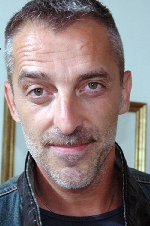 Pierluigi Di Lallo as assistente di Sergio