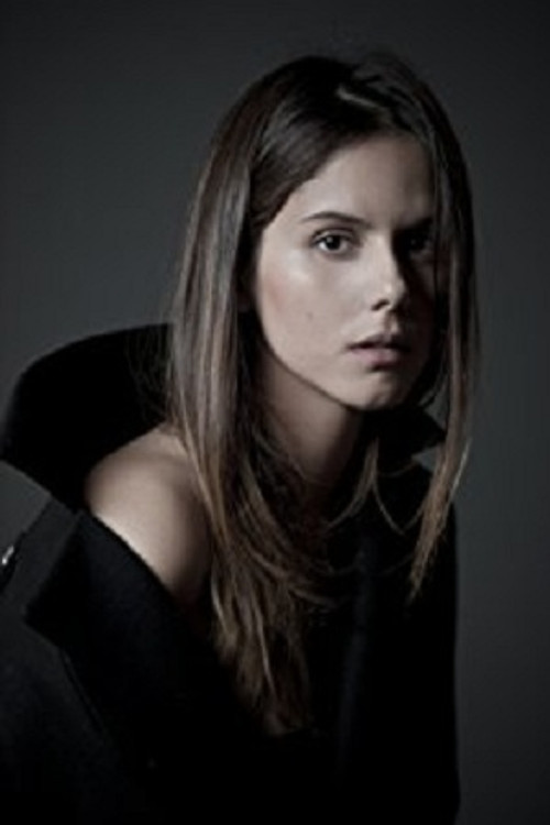 Caroline Ivari as Leanna