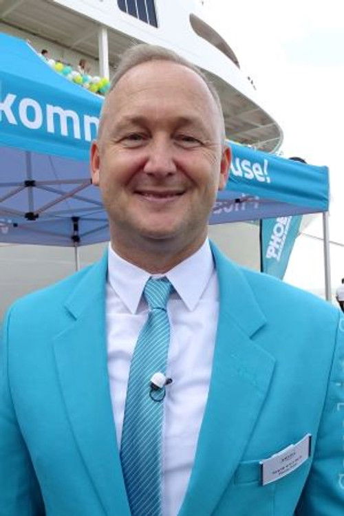 Bernd Wallisch as Reiseleiter Bernd