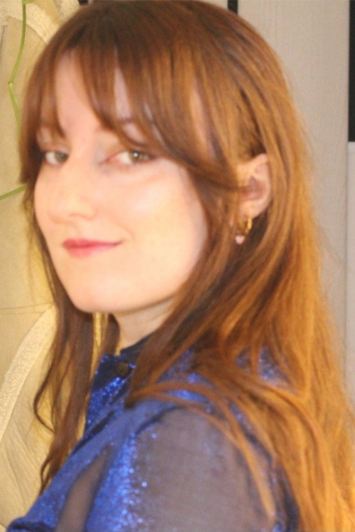 Romane André as Figurante