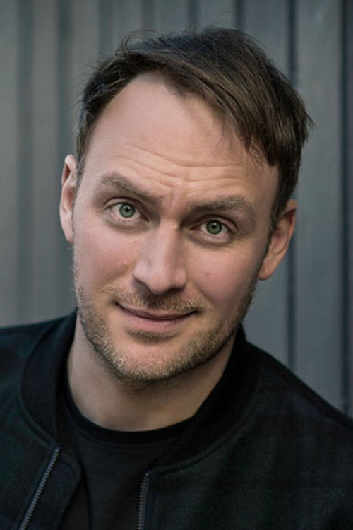 Martin Stange as Dennis