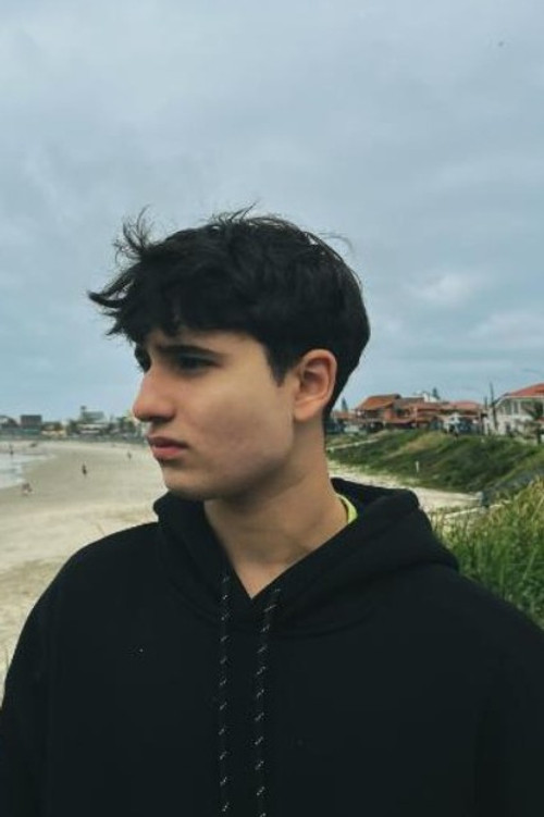 Jorge Kowalsky as Tom Hansen