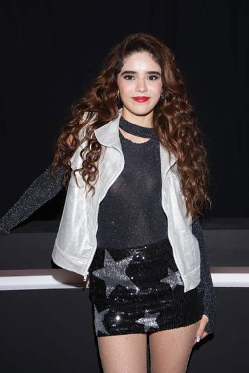 Regina Villaverde as Mía Pérez-Soler Paz