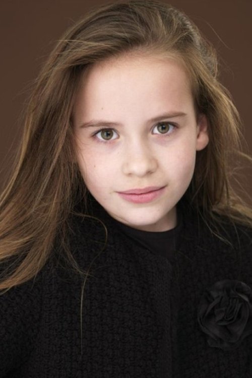 Macey Chipping as Issie Brown