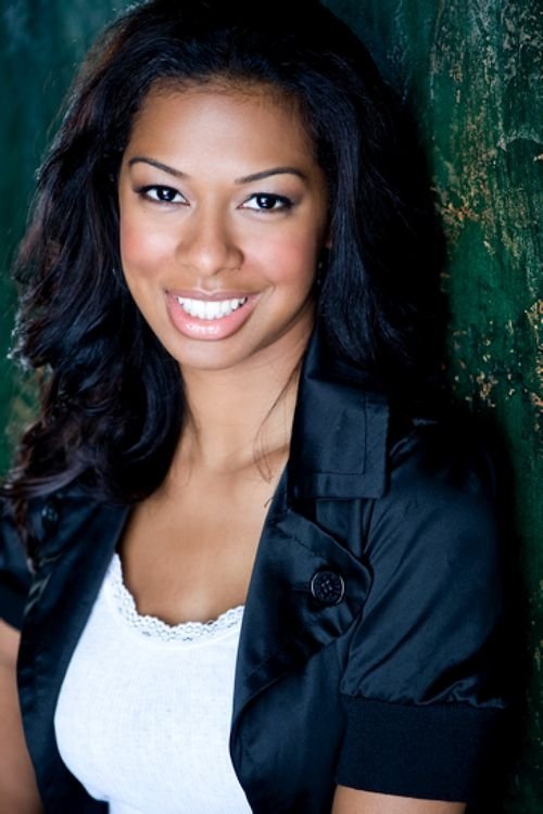 Suveria Mota as Raquel