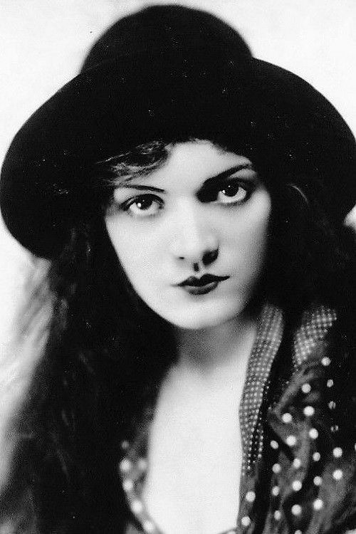 Katherine Perry as Edith