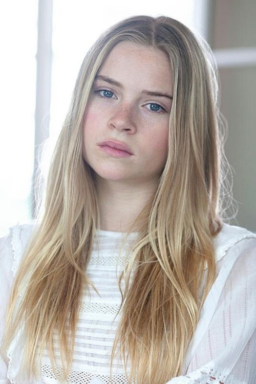 Joséphine Hélin as Noémie Duval