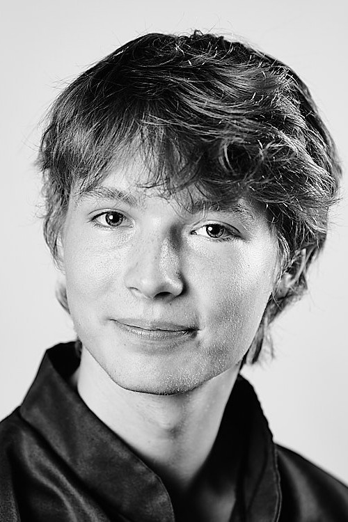 Oliver Arndt de Thurah as Michael (Ung)