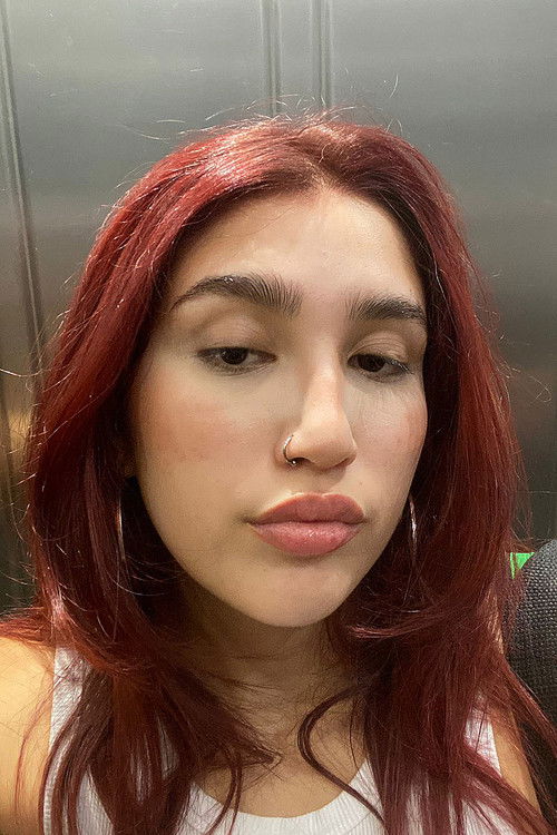 Julia Nunes as Mulher Mais Nova