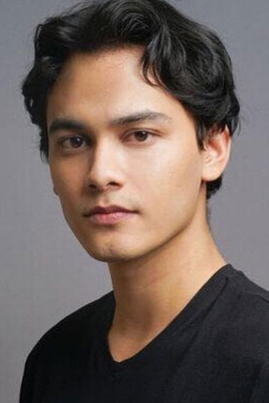 Justin Adiwinata as Omar