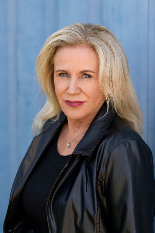 Manuela Denz as Erna