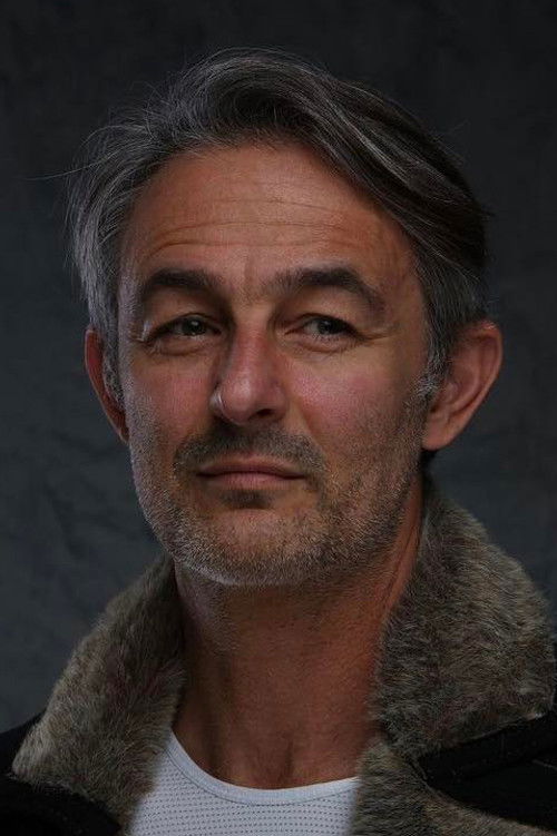 Agis Emmanouil as Πέτρος Καραταΐδης