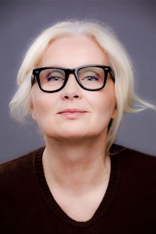 Magda Umer as Clerk (uncredited)