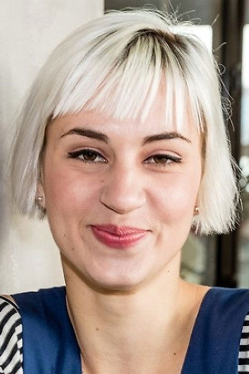 Suzanne Kipping as Jennifer