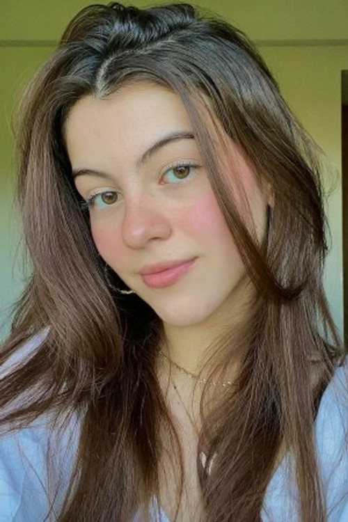 Giovana Veiga as Isa