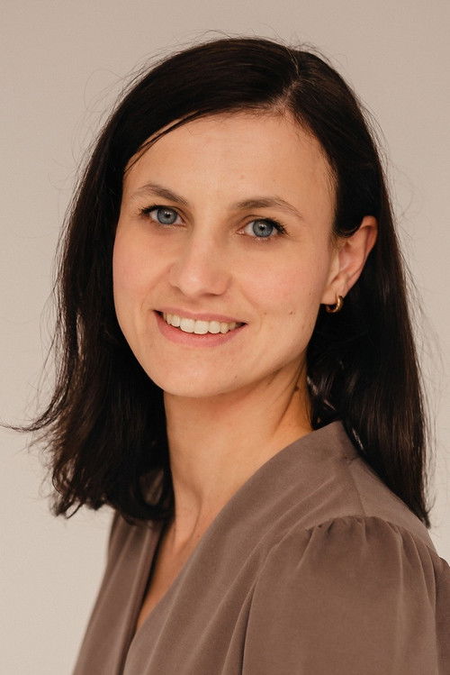 Evelyn Salm as Couples Therapist