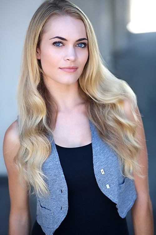 Keelin Woodell as Julia
