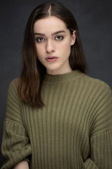 Kelly Bastard as Kelly