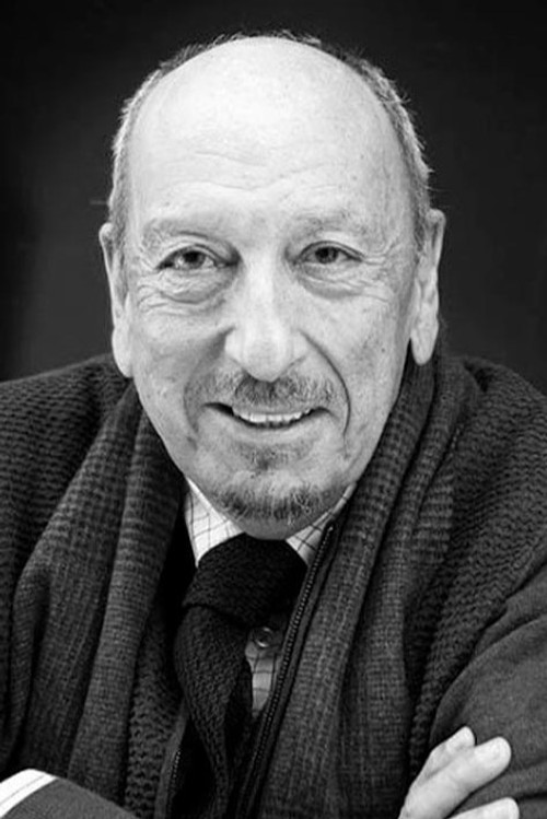 Julio Tejela as Policía