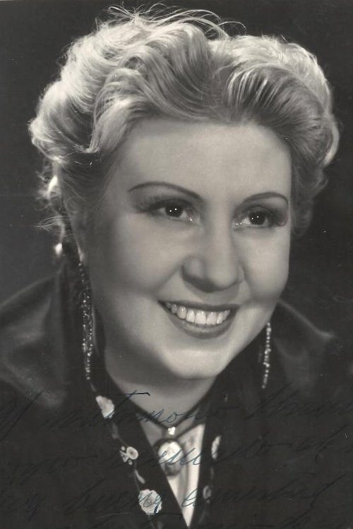 Julia Lajos as Doña Amalia