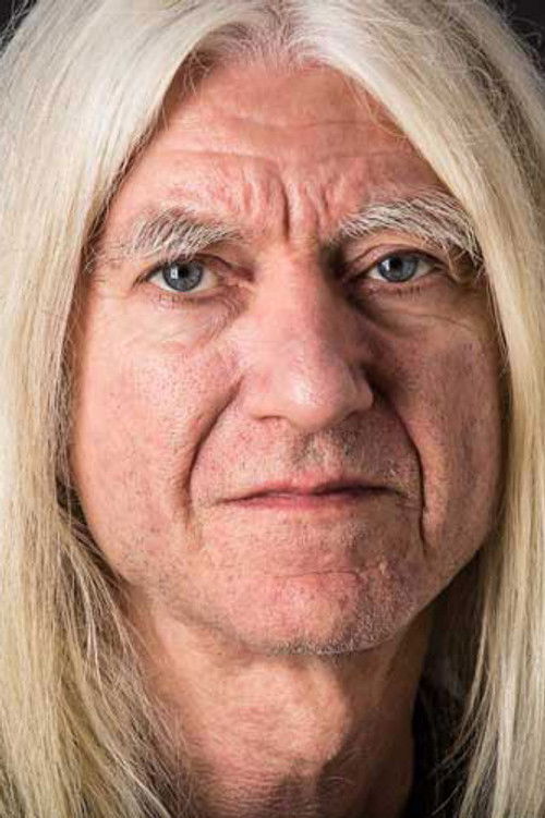 Steve Godin as Commis gunshop