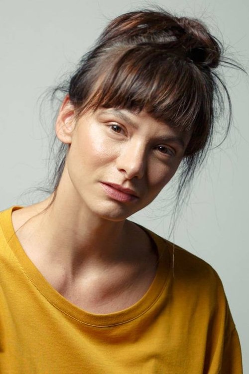 Carolina Mânica as Ashley Cummings