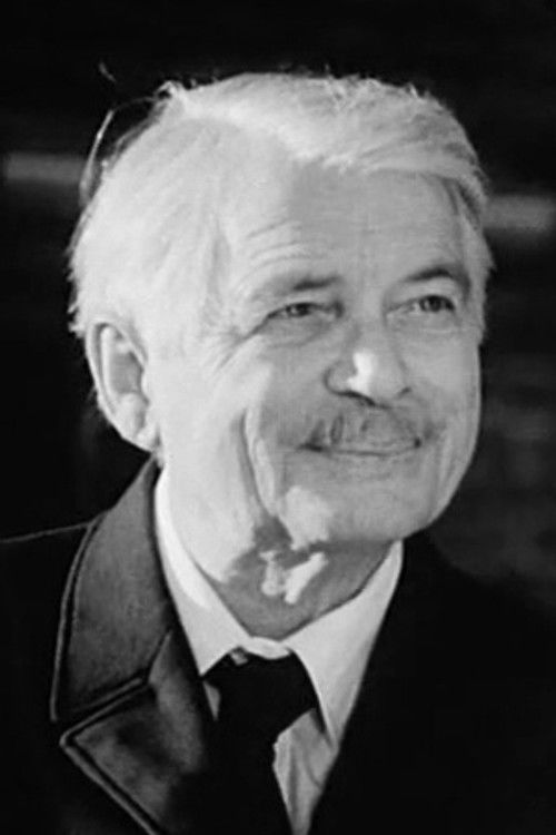 Fred Mahr as Angestellter in der Zimmervermittlung