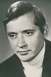 Aleksei Safonov as Bronnikov