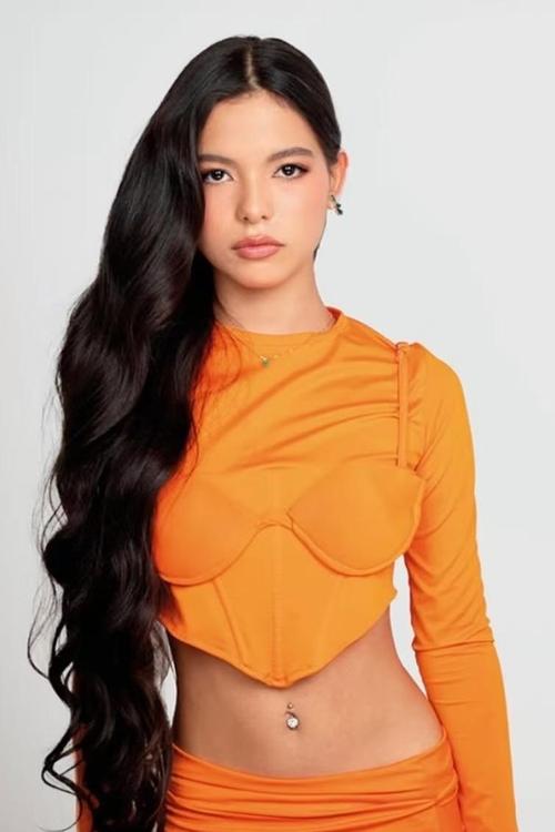 Cristal Aparicio as Alix