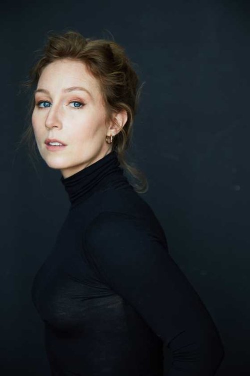 Harriet Gordon-Anderson as Lauren