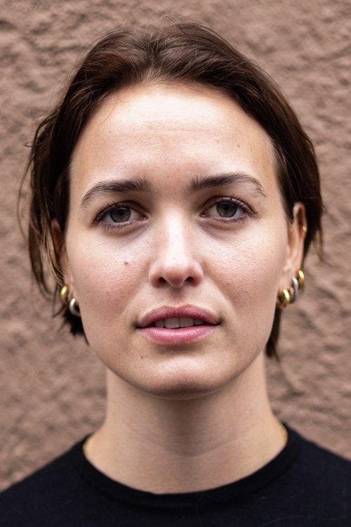 Theresa Frostad Eggesbø as Pernille