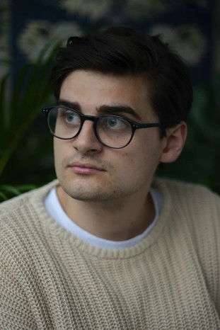 Miguel Robitzky as Schmutzgeier (voice)