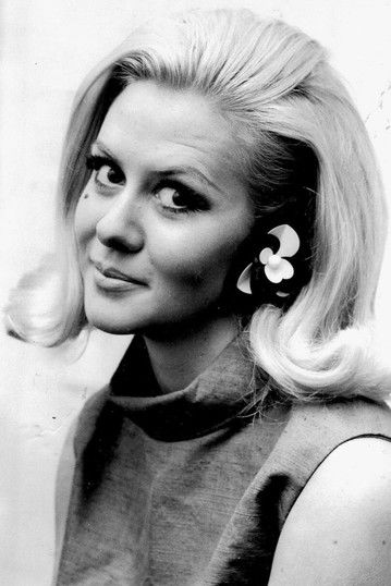 Valerie Van Ost as Girl in the Train