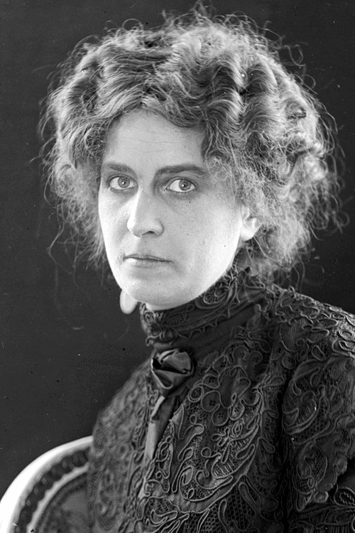 Märtha Lindlöf as Widow