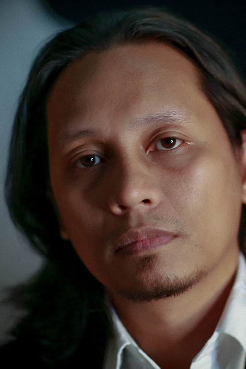 Joe Bacus as Beach bum