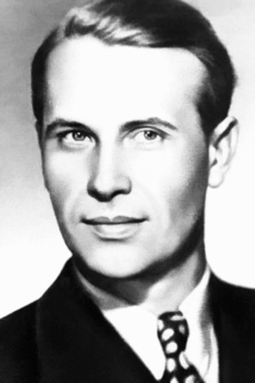 Mark Bernes as Окладников