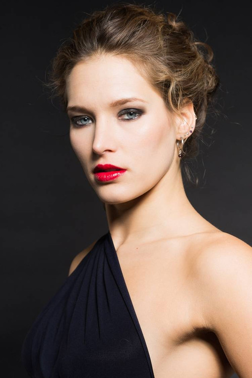 Gaëlle Gillis as Nina