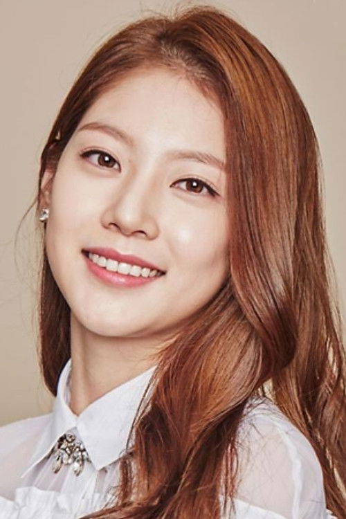 Gong Seung-yeon as Min Da-kyung (Queen Wongyeong)