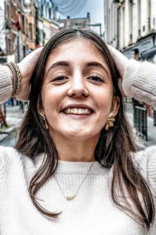 Laura Darnovsky as Lisa