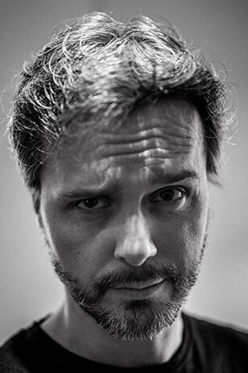 Juan Gómez-Jurado as Presentador