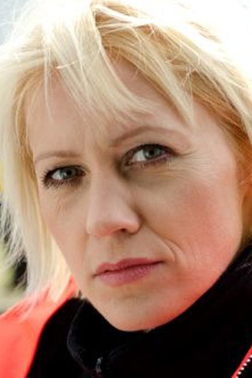 Lea Oleksiak as Saleswoman