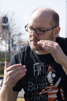 Daniel Raboldt as Second policeman