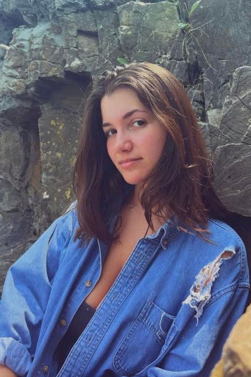 Hannah Stephan as Mia