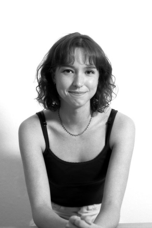 Alina Ares as Carrie