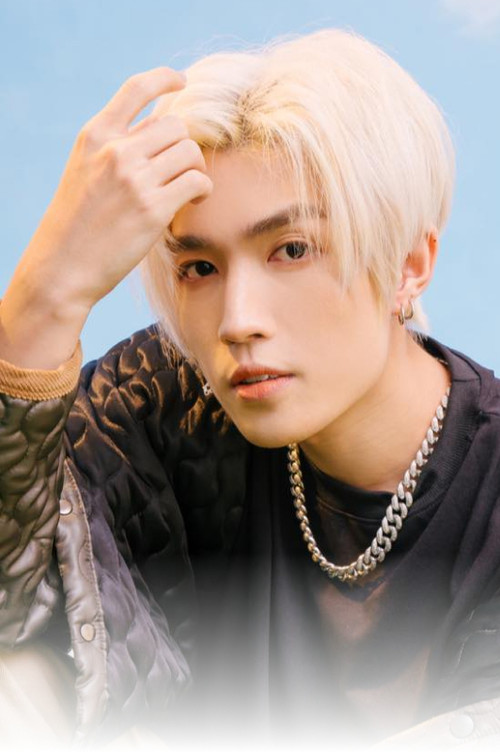 Nam Đình Võ as Ca Sĩ