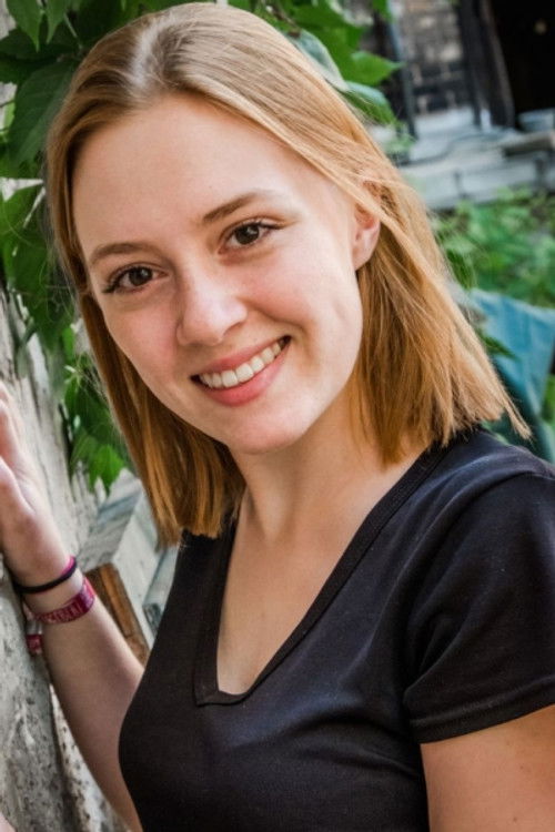 Lucy Ella von Scheele as Beatrice