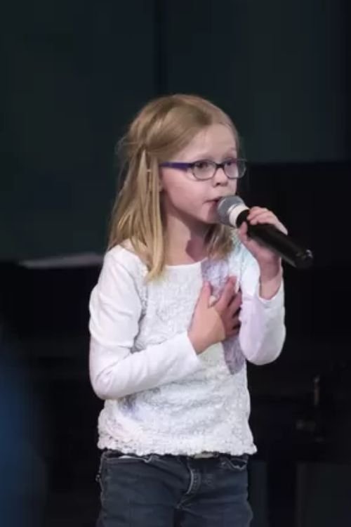 Anne Lage Venterink as Young Feike