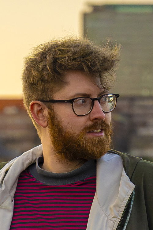 Robert Kiehn as Nachrichtensprecher