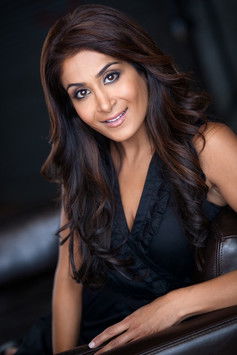 Karen Khunkhun as Female Reporter